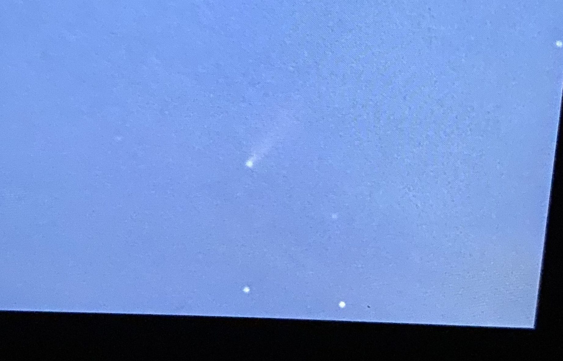 モニターに写った彗星