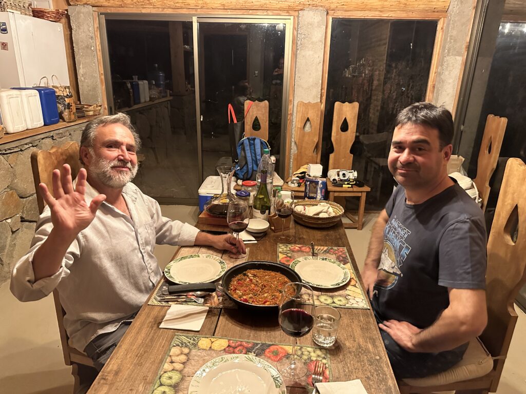 カルロス(右)とエドアルド(左)。料理はカルロス作のパスタのパエリア(フィデウア)